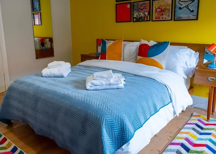 1960S Inspired City Centre Apartment For 4 With Parking