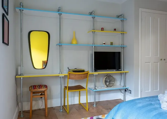 1960S Inspired City Centre Apartment For 4 With Parking