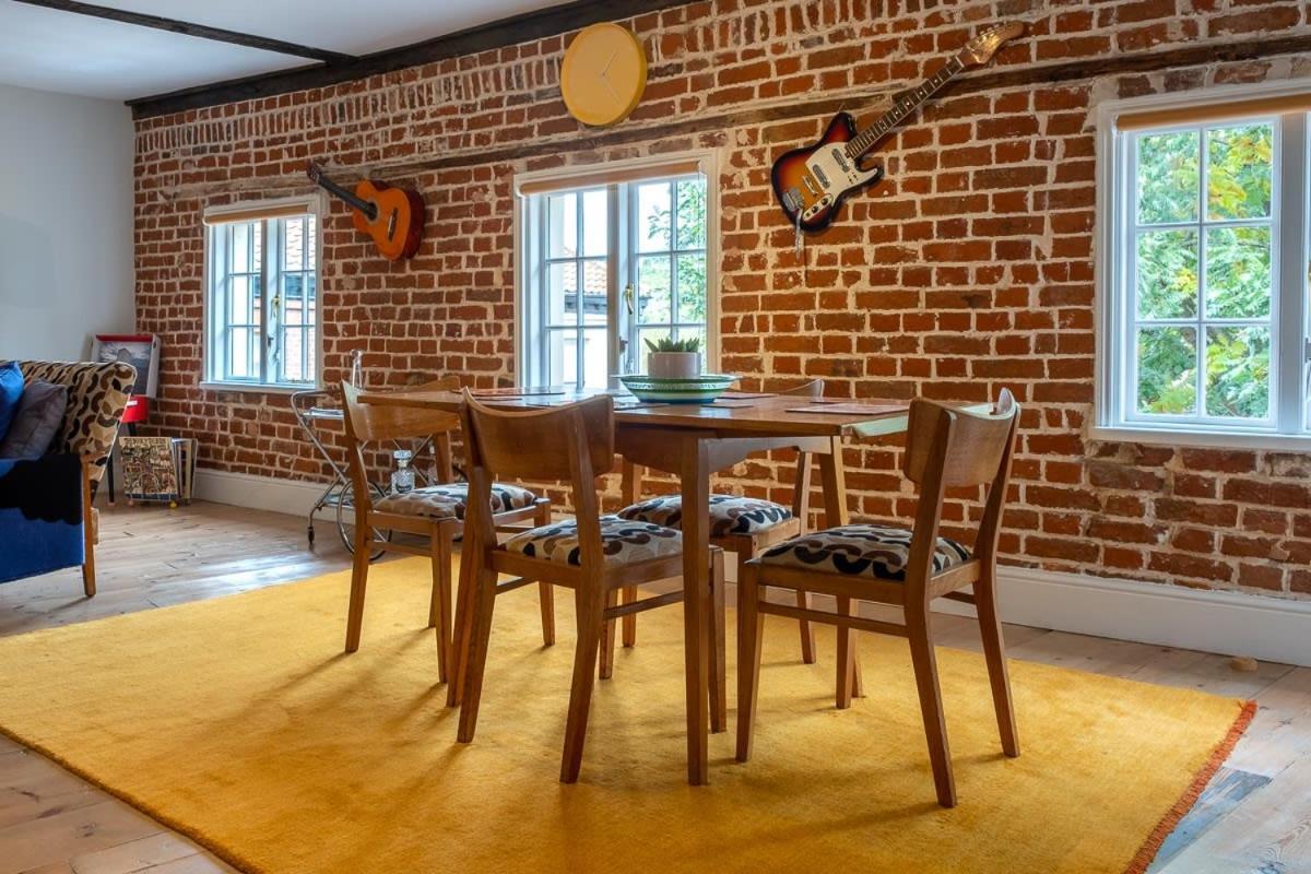 Apartment 1960s Inspired Centre For 4 With Parking Norwich